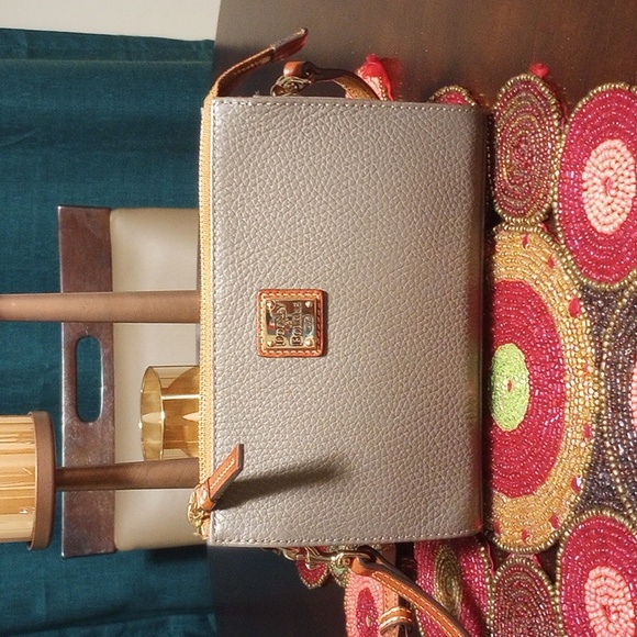 Dooney & Bourke Handbags - NWOT Dooney & Bourke Crossbody Bag